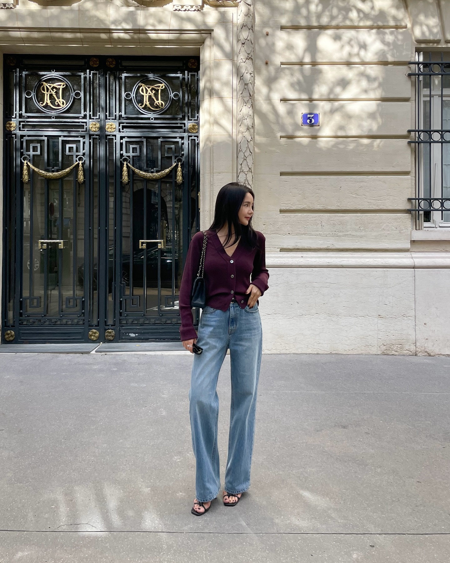 Mẫu áo thích hợp nhất để mặc khi trời không lạnh: Dễ phối đồ, sành điệu từ công sở ra phố- Ảnh 7.