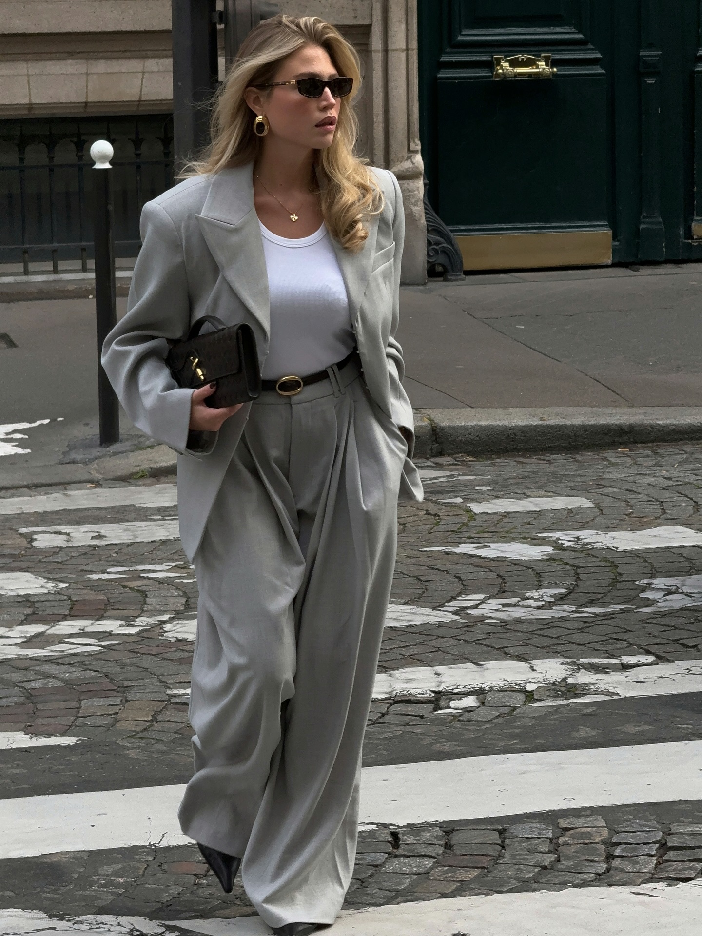 Phụ nữ Pháp diện quần ống rộng với 5 mẫu áo, ai thích style đơn giản càng nên tham khảo- Ảnh 1.