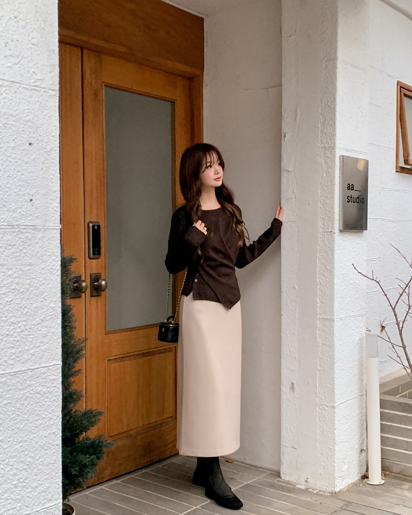 Mẫu áo thích hợp nhất để mặc khi trời không lạnh: Dễ phối đồ, sành điệu từ công sở ra phố- Ảnh 11.