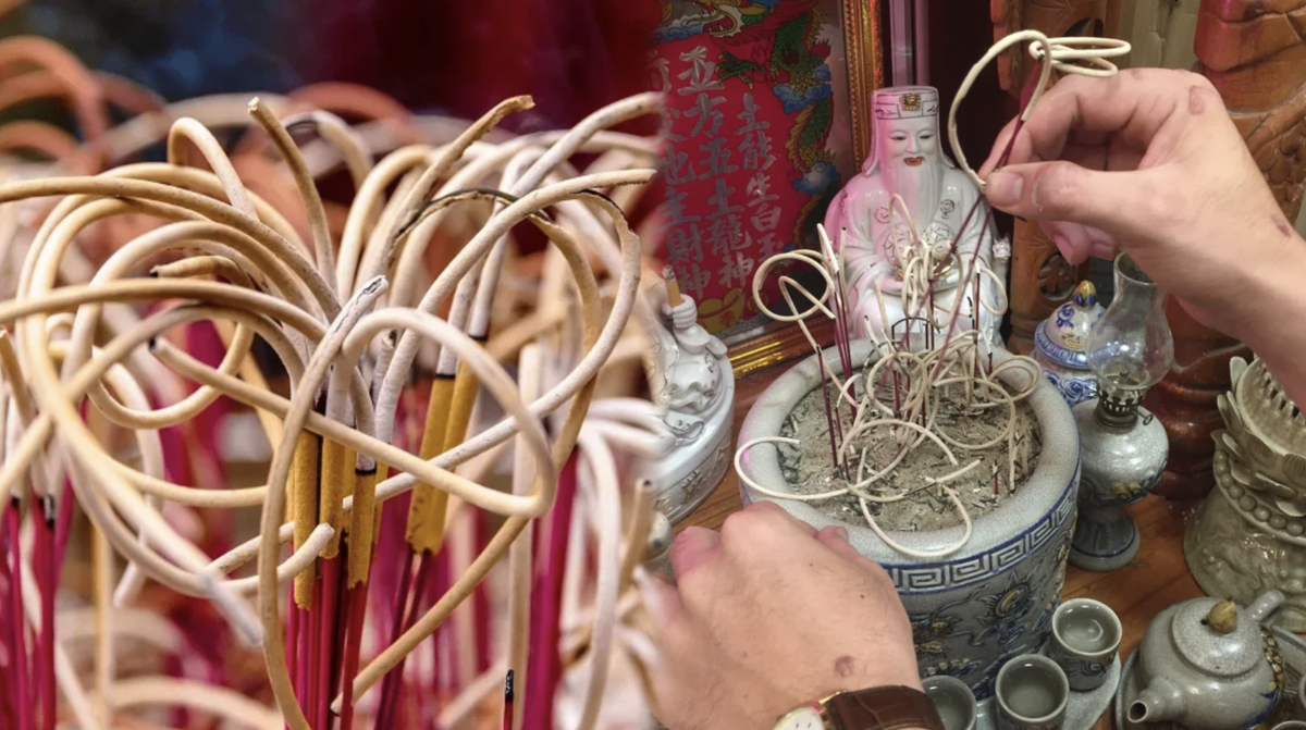 Chân hương tầng tầng, lớp lớp dù chưa đến 23 tháng Chạp: Có được tỉa bớt cho gọn, hay phải đợi?- Ảnh 3.