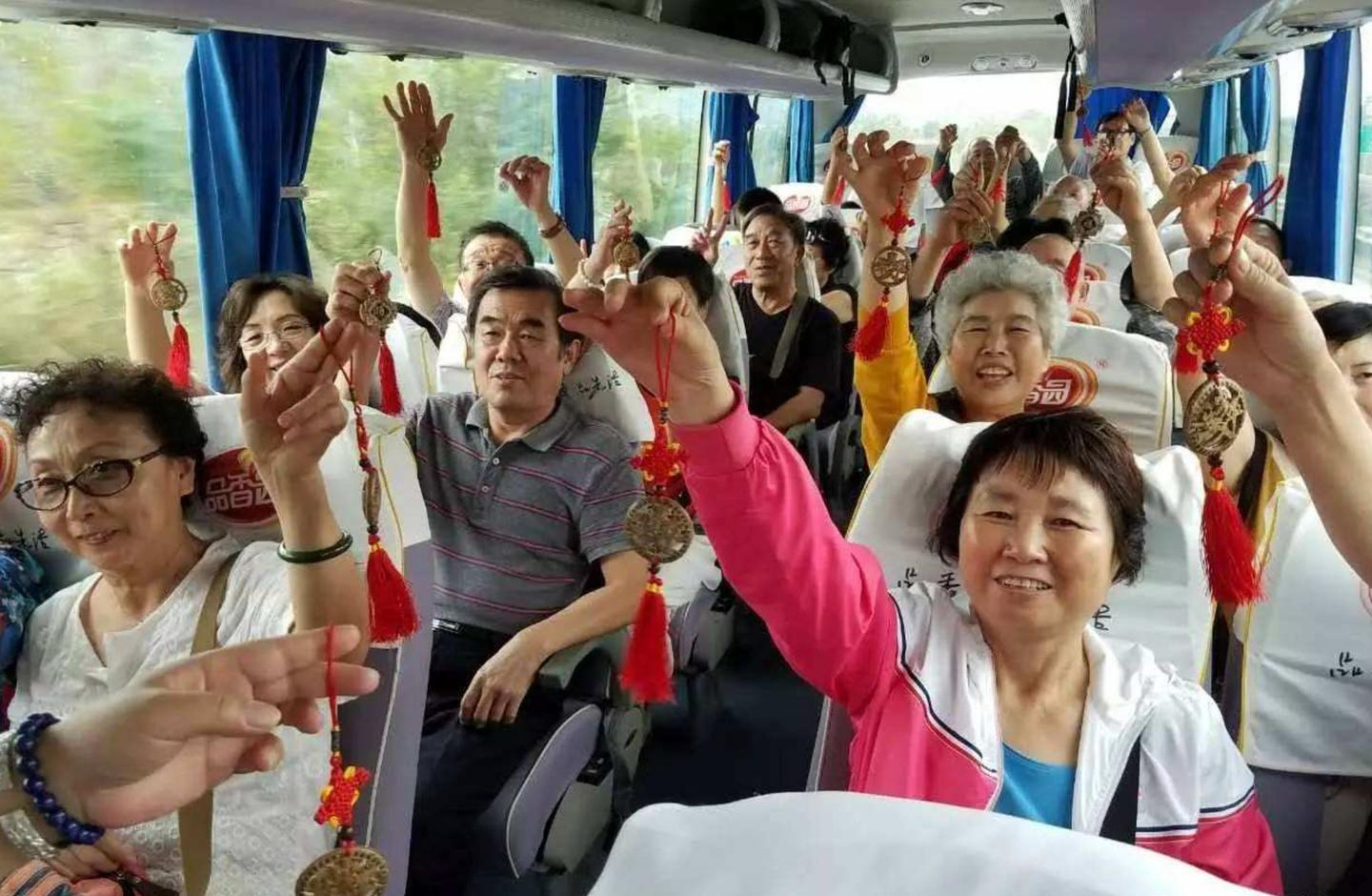 Sau nghỉ hưu, cả tin khi tham gia các nhóm người cao tuổi: Cái giá phải trả không hề nhỏ- Ảnh 1.