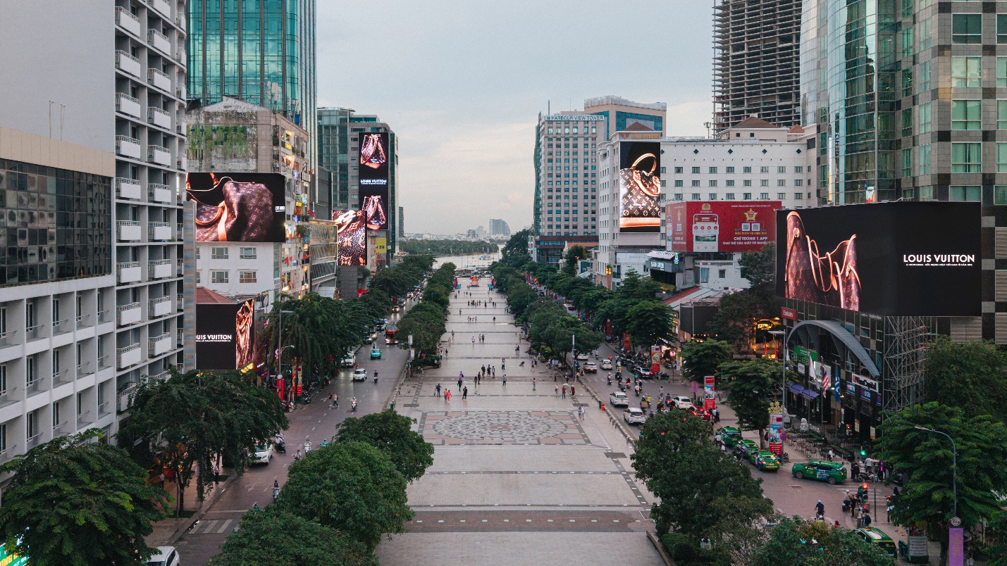 Louis Vuitton mang di sản Monogram “phủ sóng” giữa trung tâm TP.HCM- Ảnh 2.