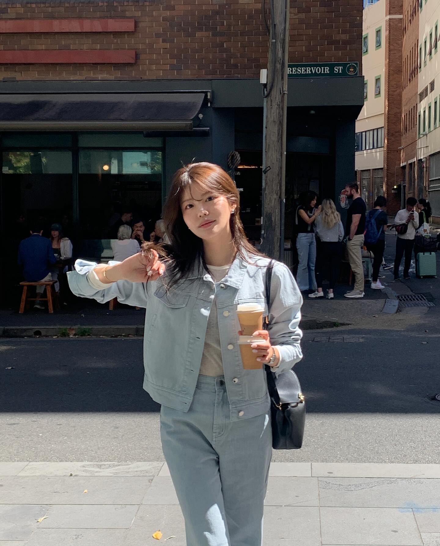 4 xu hướng đồ denim sẽ lên ngôi trong mùa xuân 2026, có hết thì mặc đẹp quá đơn giản- Ảnh 1.