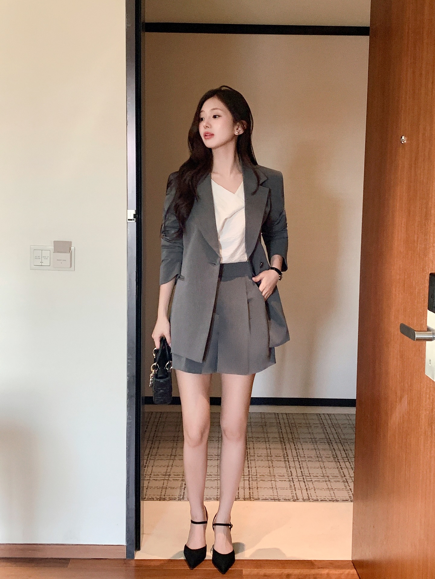 Áo khoác diện Tết 2026: Sáng suốt nhất là sắm 4 kiểu dáng ngắn vừa trẻ vừa hack chiều cao- Ảnh 9.