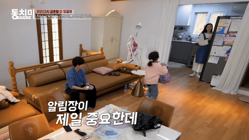 Hoa hậu quốc dân "ngược đãi" con gái nhỏ, khiến chồng nổi điên trên sóng truyền hình- Ảnh 2.