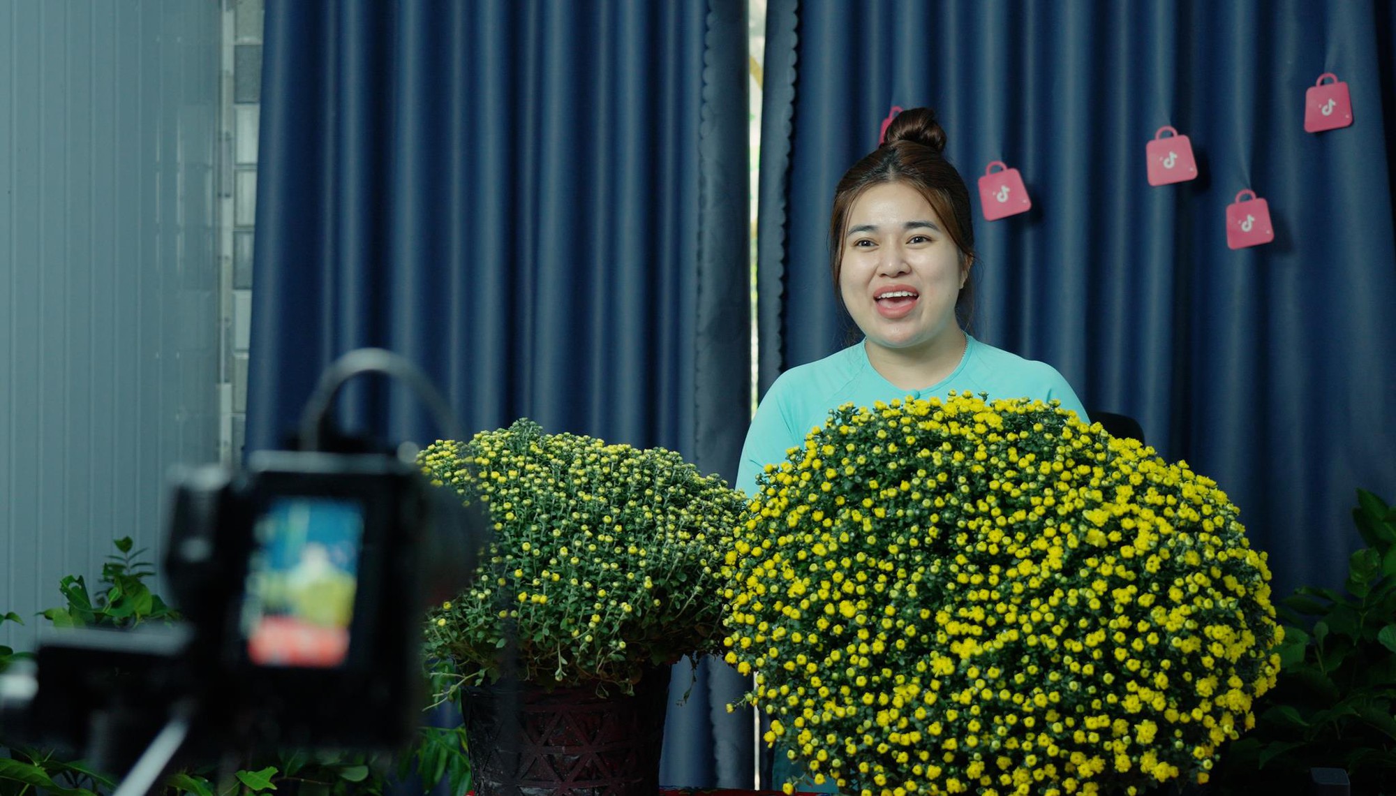 Bán hết 20.000 chậu cúc trước 23 tháng Chạp, một nhà vườn miền Tây đã làm gì khác?- Ảnh 2.