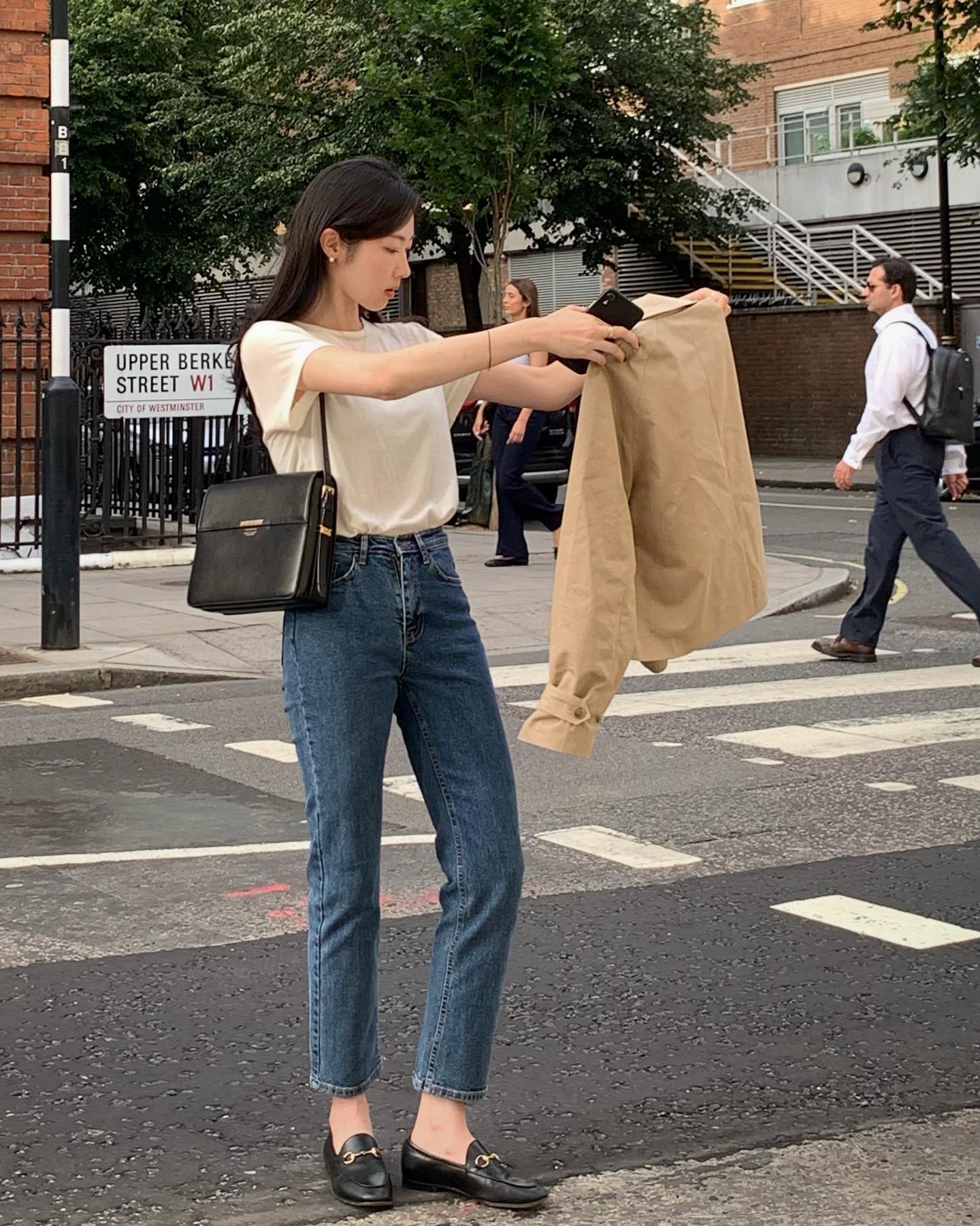 Mặc quần jeans đi giày bệt là hợp nhất, đặc biệt 4 kiểu trẻ trung và sang xịn mịn này- Ảnh 5.