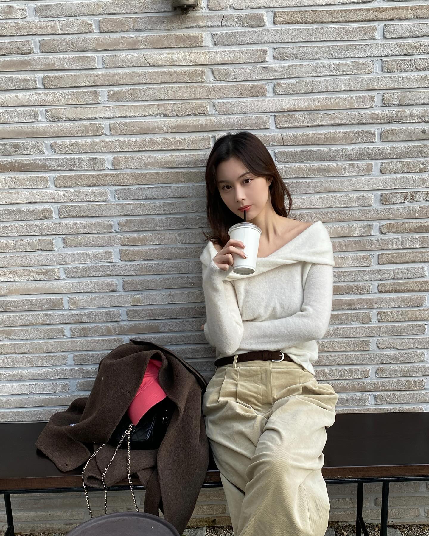 Lý do phụ nữ ở mọi độ tuổi nên mặc đồ sáng màu thường xuyên hơn- Ảnh 3.