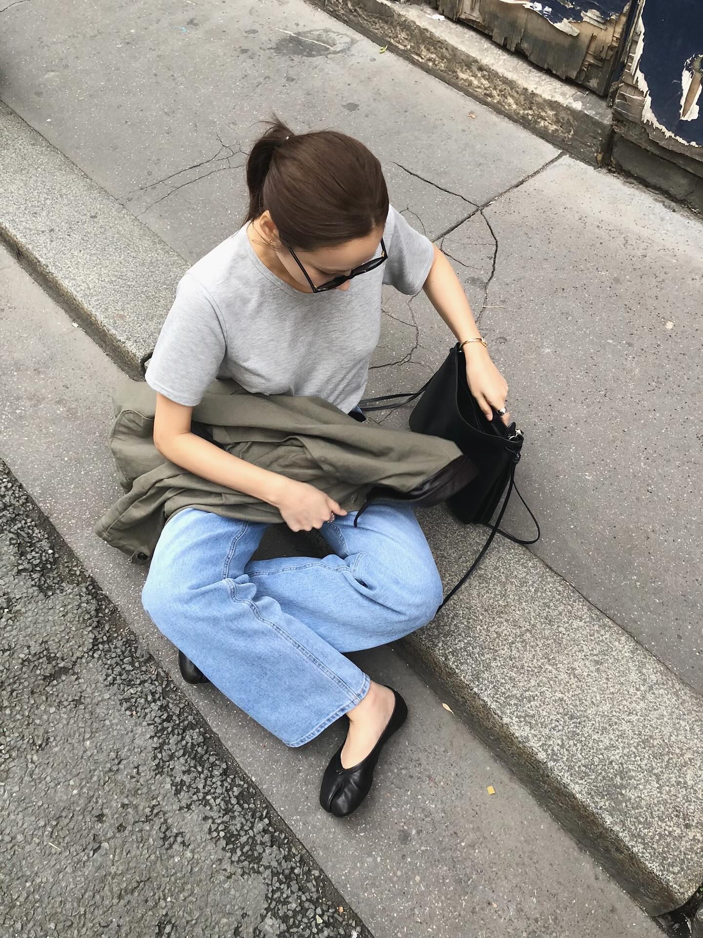 Mặc quần jeans đi giày bệt là hợp nhất, đặc biệt 4 kiểu trẻ trung và sang xịn mịn này- Ảnh 2.