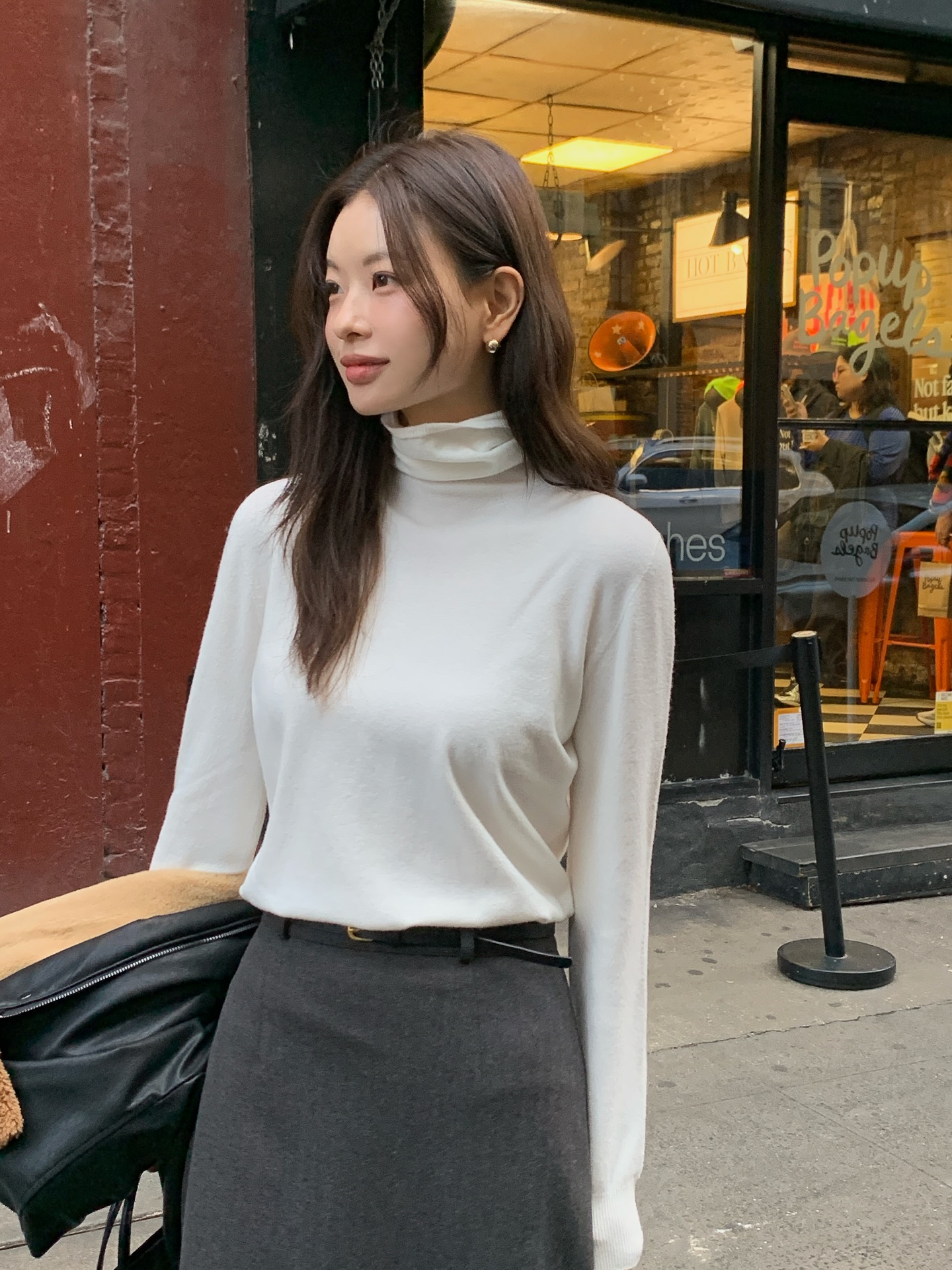 Mặc gì nếu theo đuổi style nữ tính: 5 món đồ diện lên sang trọng, không sợ "sến"- Ảnh 2.