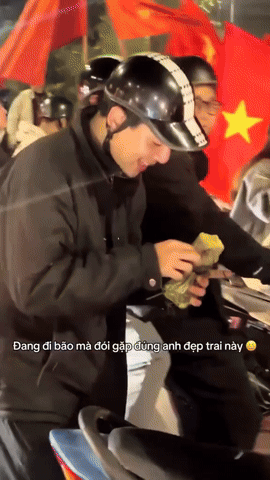 Chàng trai mang bánh chưng "đi bão" mừng U23 Việt Nam vào bán kết U23 châu Á, nổi khắp MXH vì hành động đáng yêu- Ảnh 1.