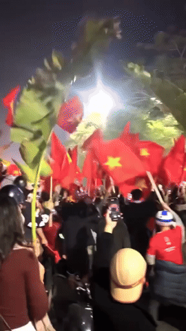 Chàng trai mang bánh chưng "đi bão" mừng U23 Việt Nam vào bán kết U23 châu Á, nổi khắp MXH vì hành động đáng yêu- Ảnh 2.