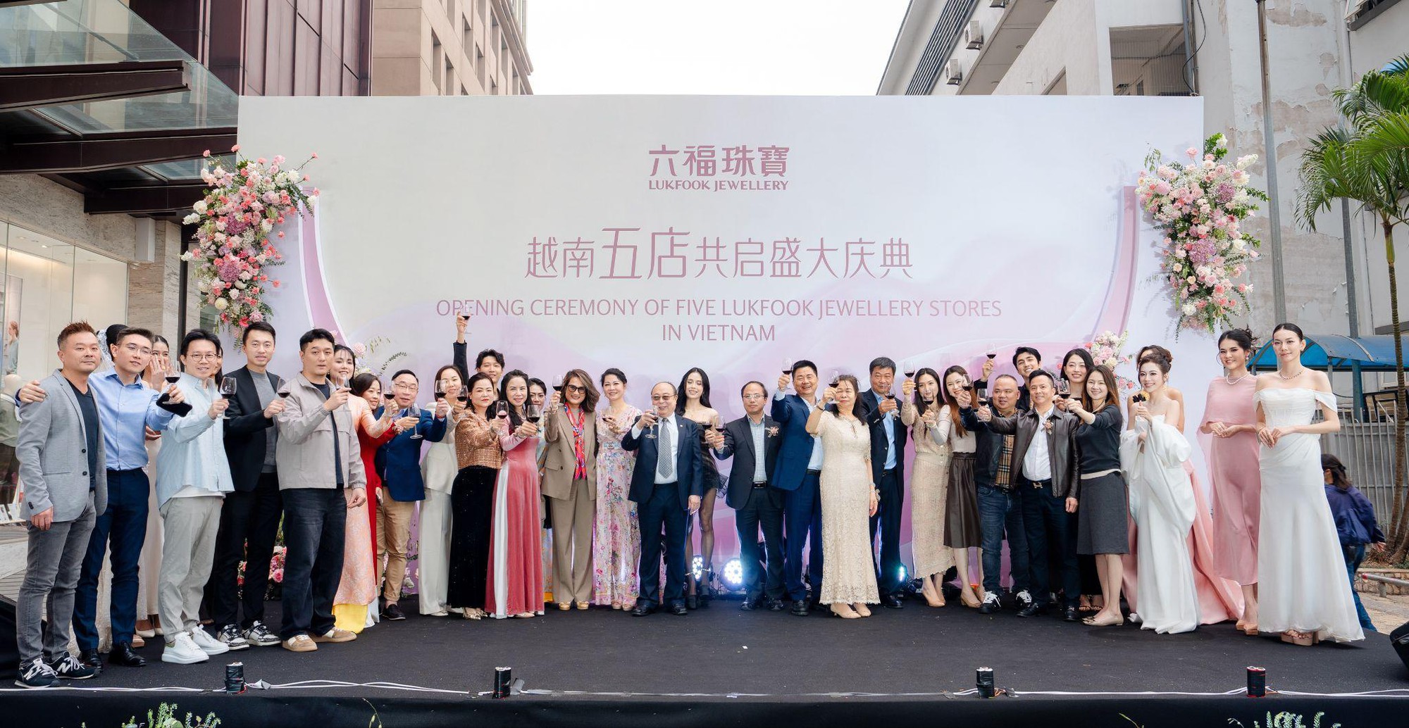 Lukfook Jewellery chính thức đổ bộ Việt Nam, khai trương đồng loạt 5 cửa hàng- Ảnh 1.