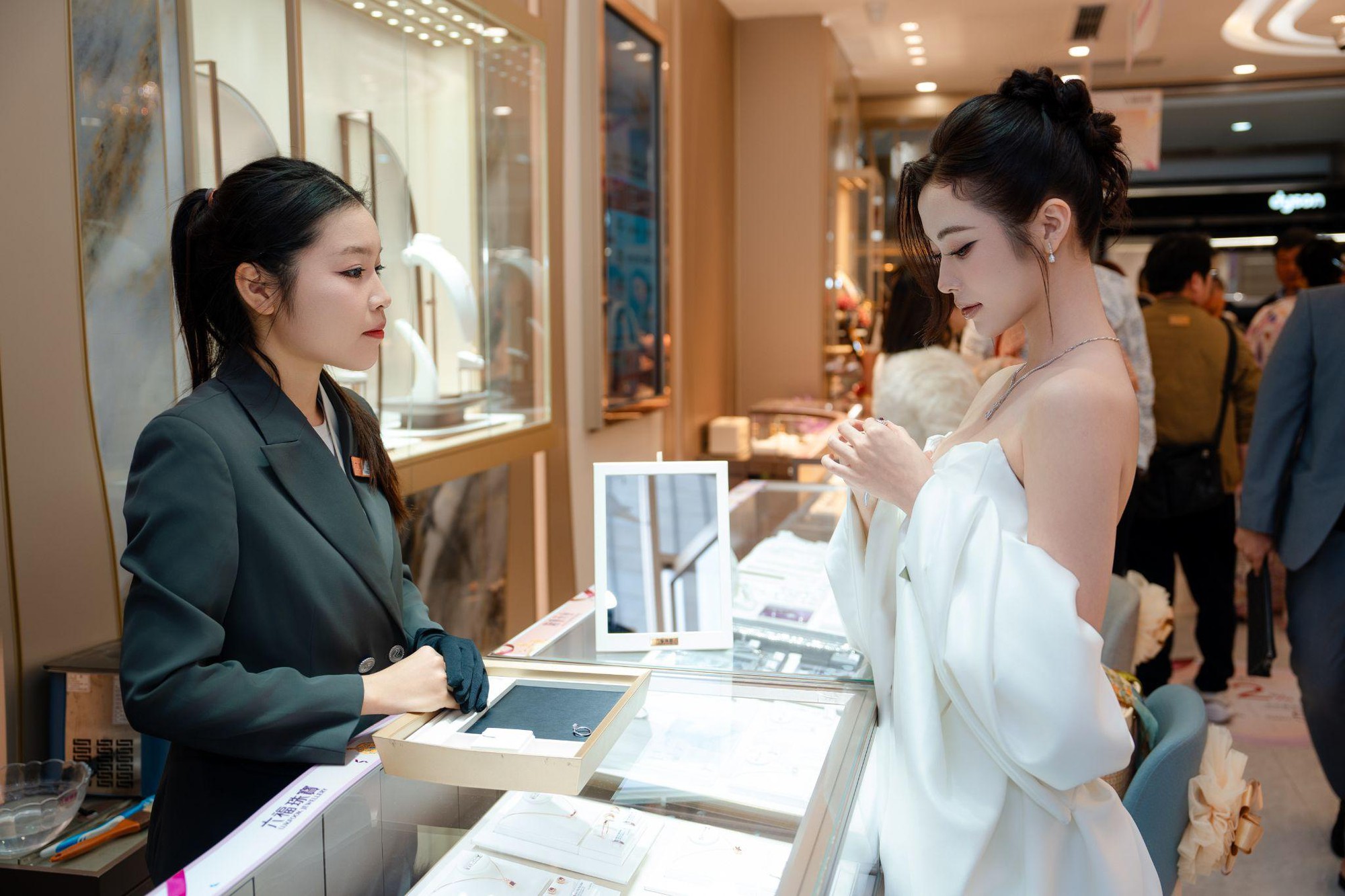 Khai trương 5 cửa hàng, Lukfook Jewellery khẳng định tầm nhìn chiến lược tại Việt Nam- Ảnh 2.