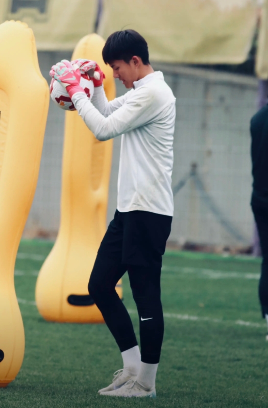 Thủ môn U23 Trung Quốc đang nổi như cồn trước trận gặp Việt Nam, được ví như “Vạn Lý Trường Thành di động” là ai?- Ảnh 16.