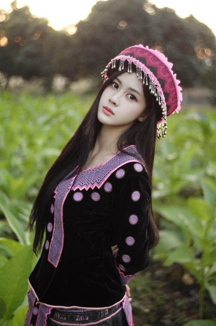 Thấy đội nhà bị loại, hot girl Thái mặc luôn áo cờ đỏ sao vàng cổ vũ Việt Nam- Ảnh 3.