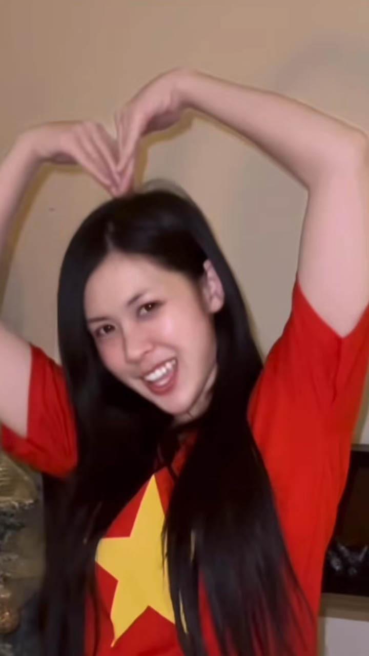 Thấy đội nhà bị loại, hot girl Thái mặc luôn áo cờ đỏ sao vàng cổ vũ Việt Nam- Ảnh 4.
