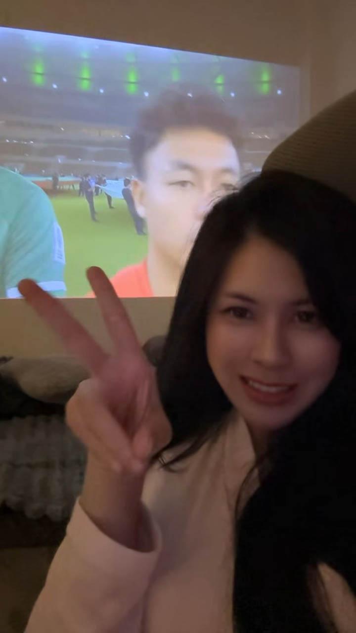 Thấy đội nhà bị loại, hot girl Thái mặc luôn áo cờ đỏ sao vàng cổ vũ Việt Nam- Ảnh 6.