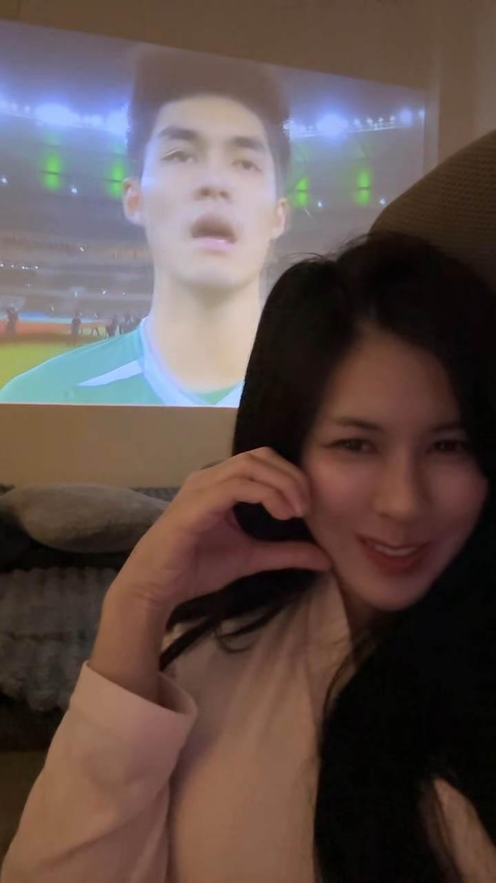 Thấy đội nhà bị loại, hot girl Thái mặc luôn áo cờ đỏ sao vàng cổ vũ Việt Nam- Ảnh 7.