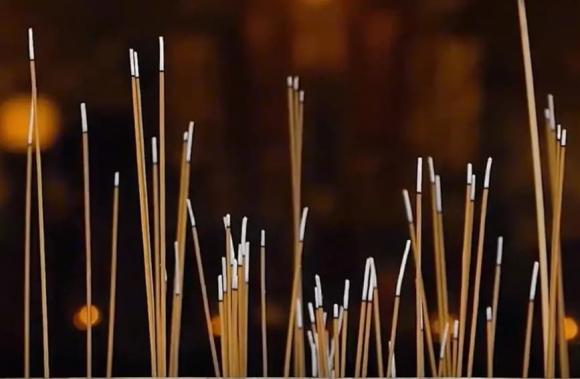 Thắp hương bị gãy nén: Có phải điềm gở? Có cần khấn để "xí xóa" lỗi lầm?- Ảnh 2.