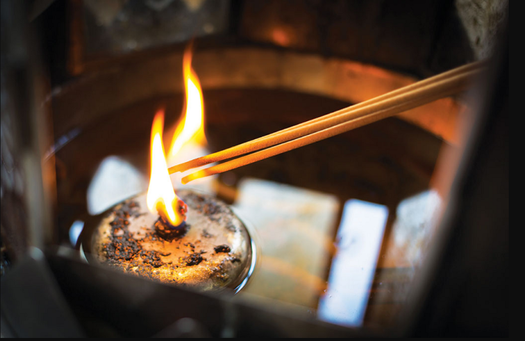 Thắp hương bị gãy nén: Có phải điềm gở? Có cần khấn để "xí xóa" lỗi lầm?- Ảnh 1.