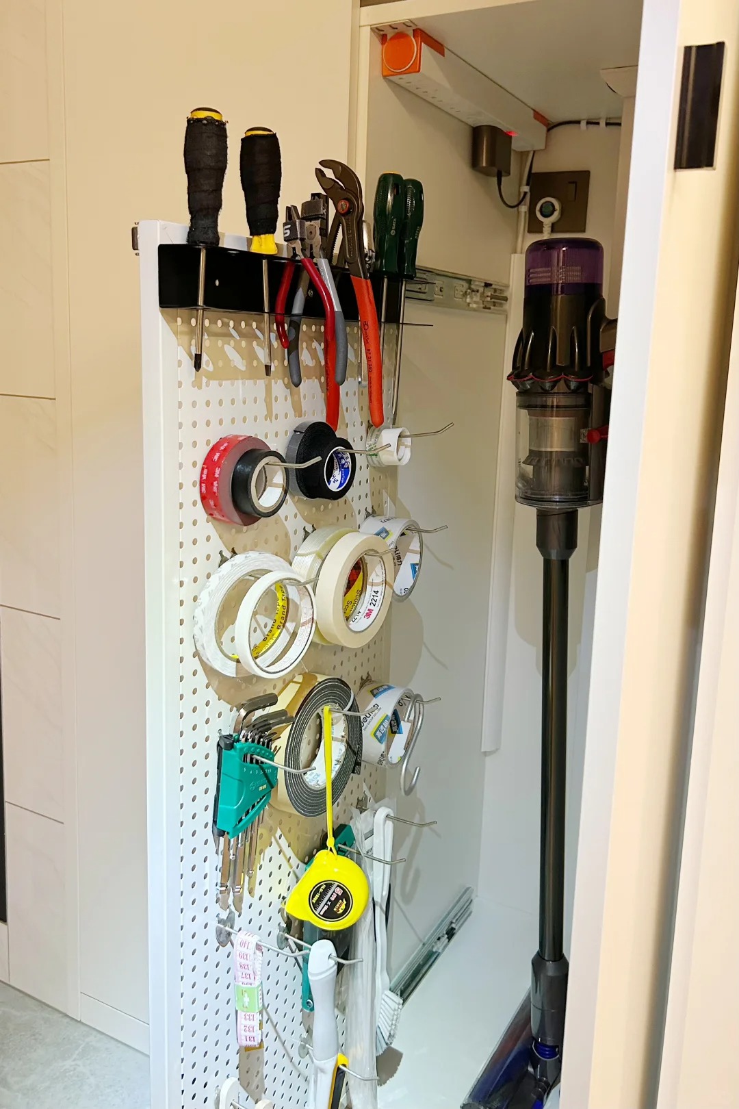 Tủ sâu, góc chết, khe hẹp: Tất cả đều được “hồi sinh” chỉ nhờ ray trượt- Ảnh 6.