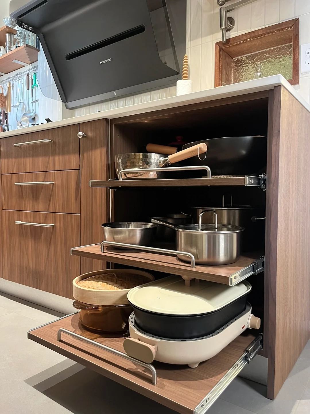 Tủ sâu, góc chết, khe hẹp: Tất cả đều được “hồi sinh” chỉ nhờ ray trượt- Ảnh 4.