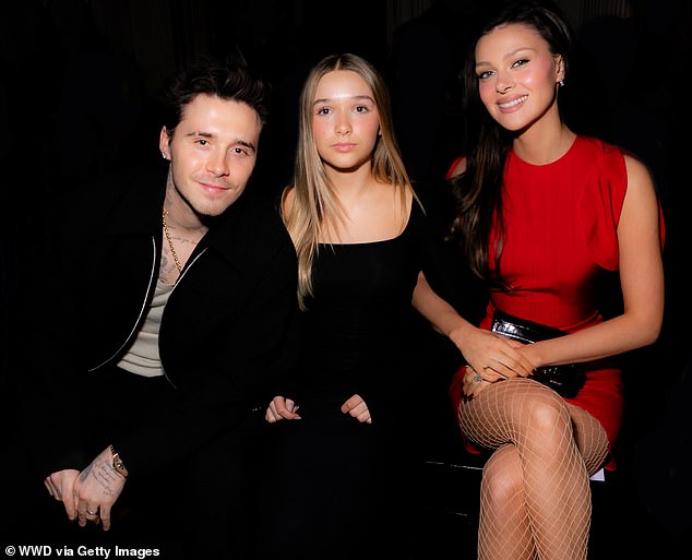 Brooklyn Beckham khổ sở tìm cách giữ tình cảm gần gũi với em gái út Harper- Ảnh 1.