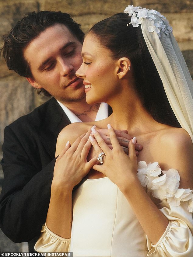 Brooklyn Beckham "xấu hổ và nhục nhã" vì 1 hành động của mẹ - Victoria - trong ngày cưới- Ảnh 1.