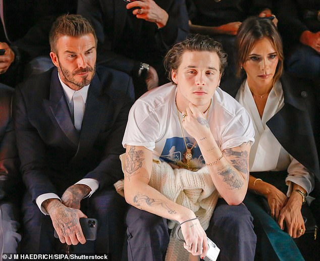 Brooklyn Beckham "xấu hổ và nhục nhã" vì 1 hành động của mẹ - Victoria - trong ngày cưới- Ảnh 3.