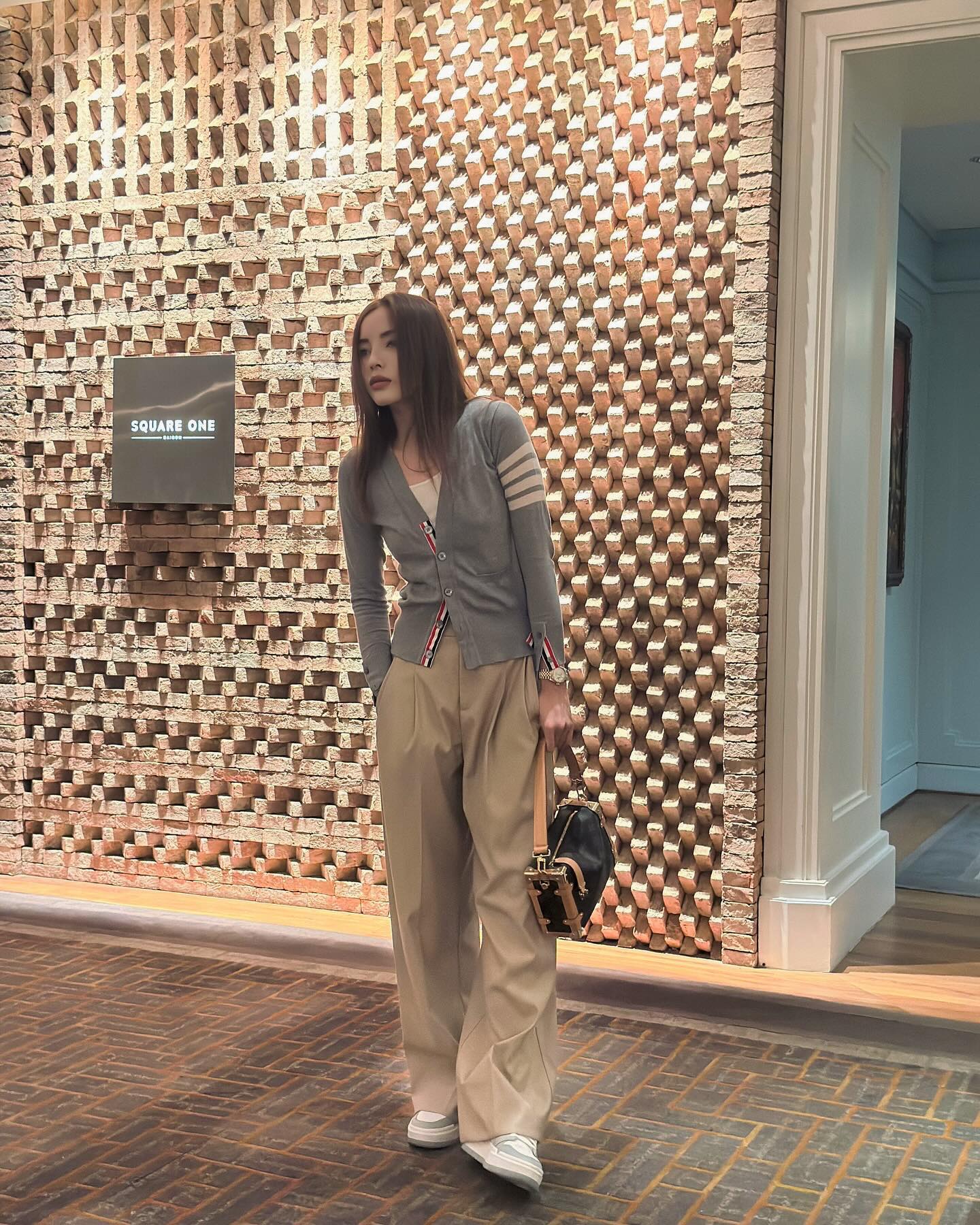 "Sách mẫu mặc đẹp" chỉ ra 4 mẫu áo phù hợp nhất để diện với quần ống rộng- Ảnh 8.