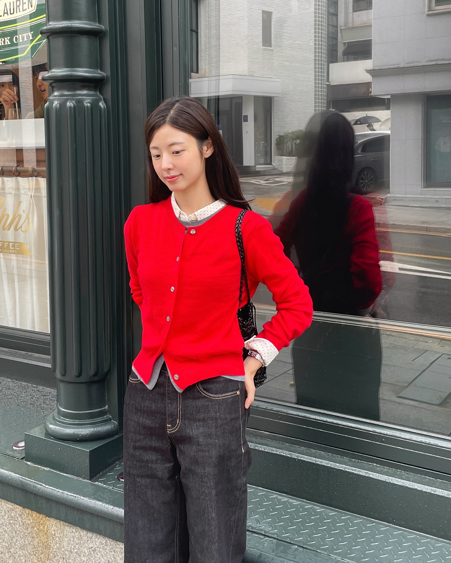 5 cách mặc áo len thể hiện gu thẩm mỹ cao- Ảnh 1.