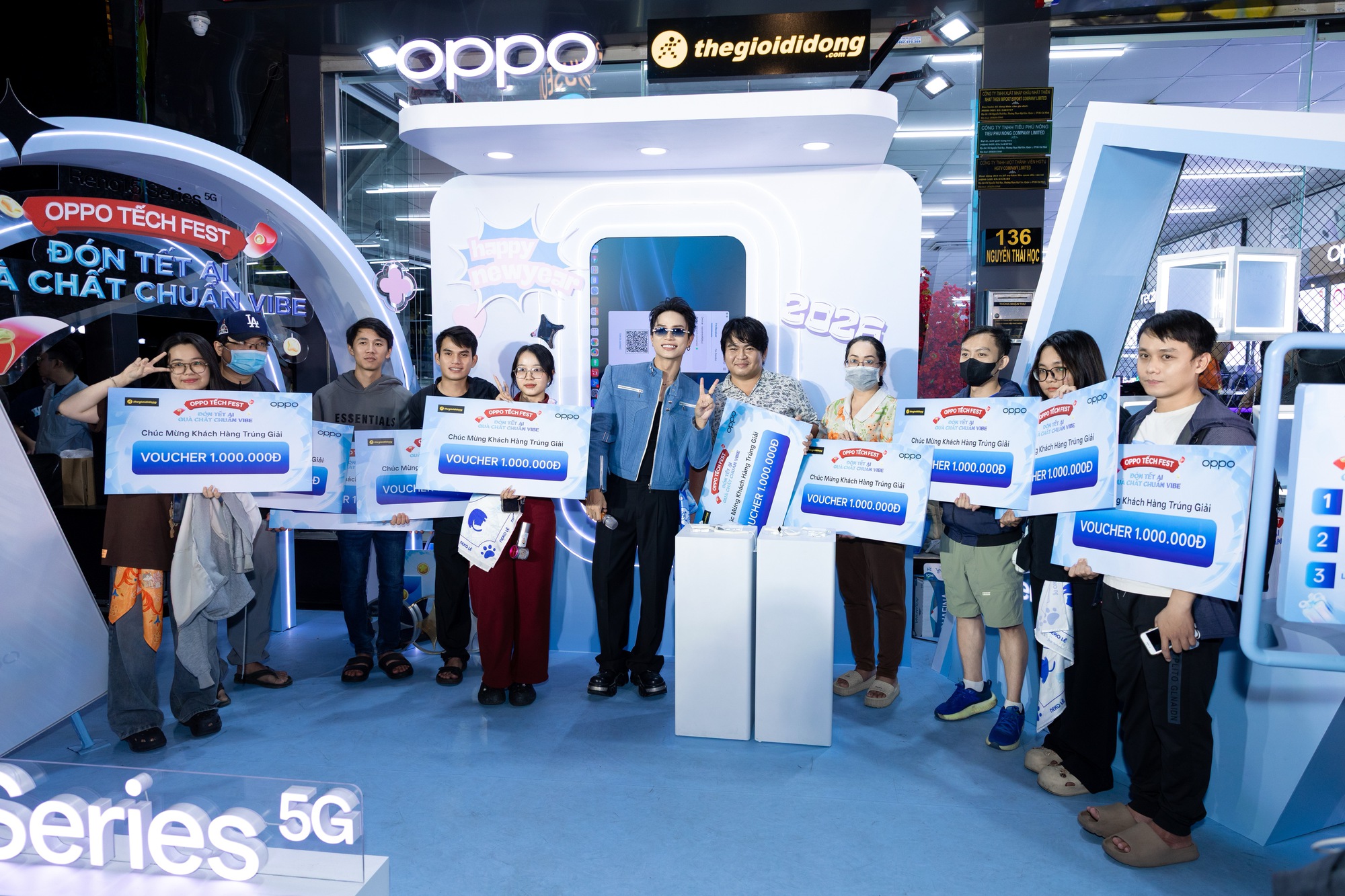 OPPO Reno15 Series cùng Neko Lê khuấy động Tếch Bus, kết nối với fan qua loạt khoảnh khắc ấn tượng giữa trung tâm TP.HCM- Ảnh 5.
