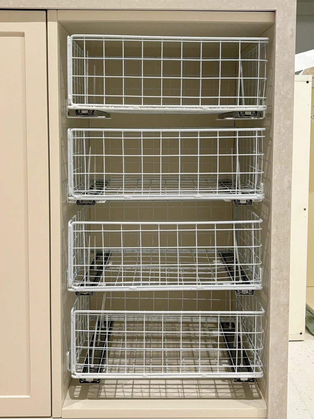 Tủ sâu, góc chết, khe hẹp: Tất cả đều được “hồi sinh” chỉ nhờ ray trượt- Ảnh 1.