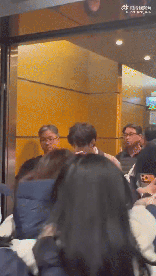 Fan cuồng rượt đuổi nam ca sĩ sợ đến xanh mặt mũi, tác động vật lý luôn nhân viên nữ- Ảnh 1.