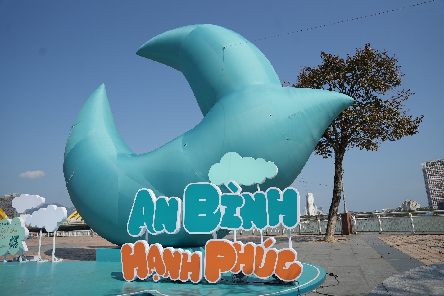 Chú chim xanh bất ngờ “đổ bộ” ba miền, dân mạng rủ nhau đi check-in- Ảnh 1.