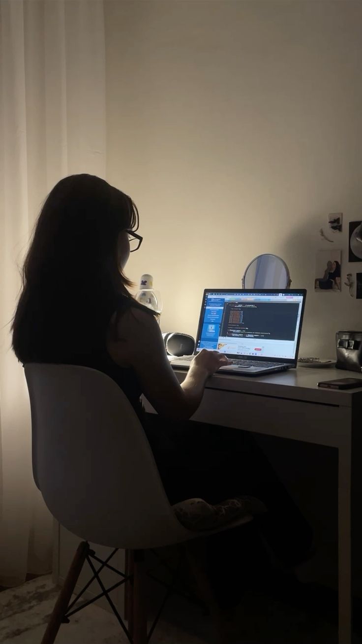 Dân văn phòng và áp lực deadline: Khi công việc "chiếm hết cuộc đời"- Ảnh 2.