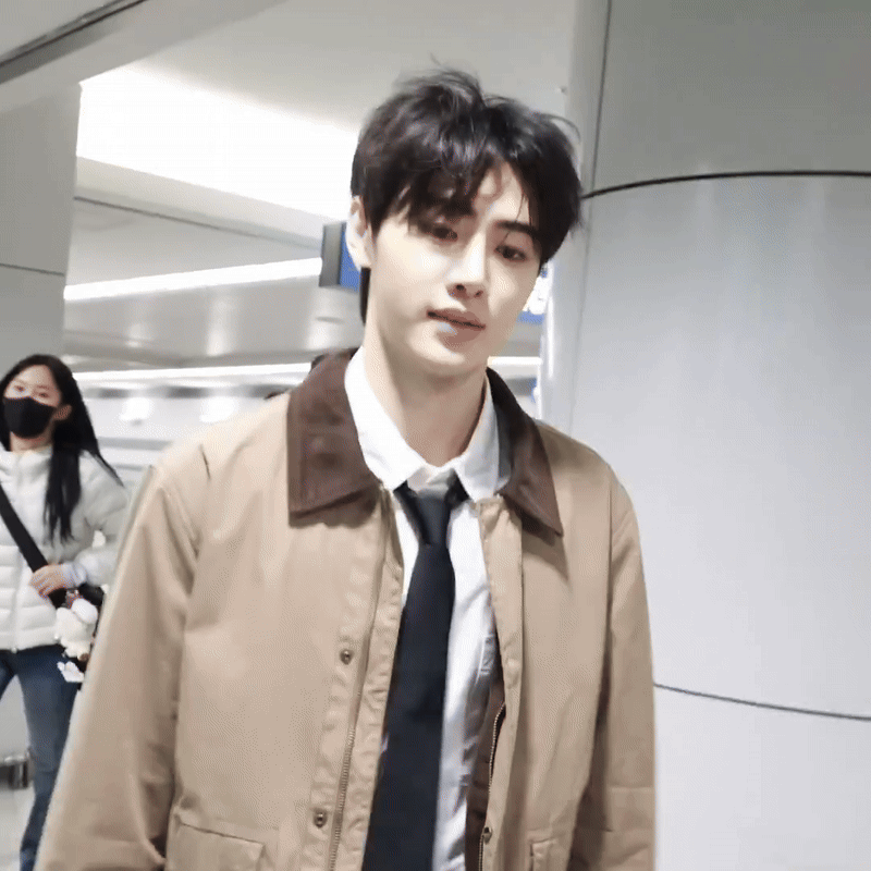 Fan cuồng rượt đuổi nam ca sĩ sợ đến xanh mặt mũi, tác động vật lý luôn nhân viên nữ- Ảnh 2.