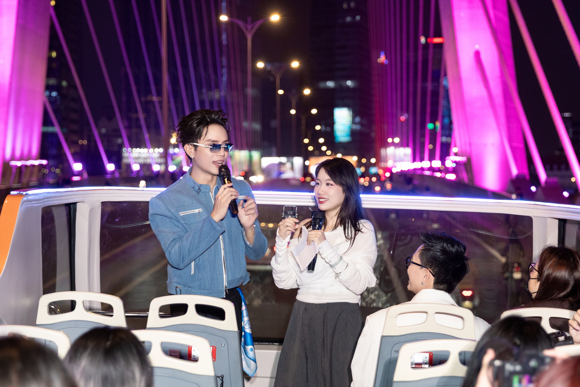 OPPO Reno15 Series cùng Neko Lê khuấy động Tếch Bus, kết nối với fan qua loạt khoảnh khắc ấn tượng giữa trung tâm TP.HCM- Ảnh 1.