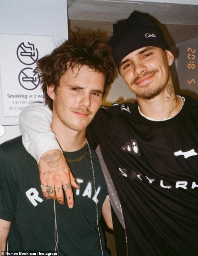 Năm mới hận cũ: Cậu cả nhà Beckham bị các em ruột "cho ra rìa" sau vụ "block" cả gia đình- Ảnh 1.