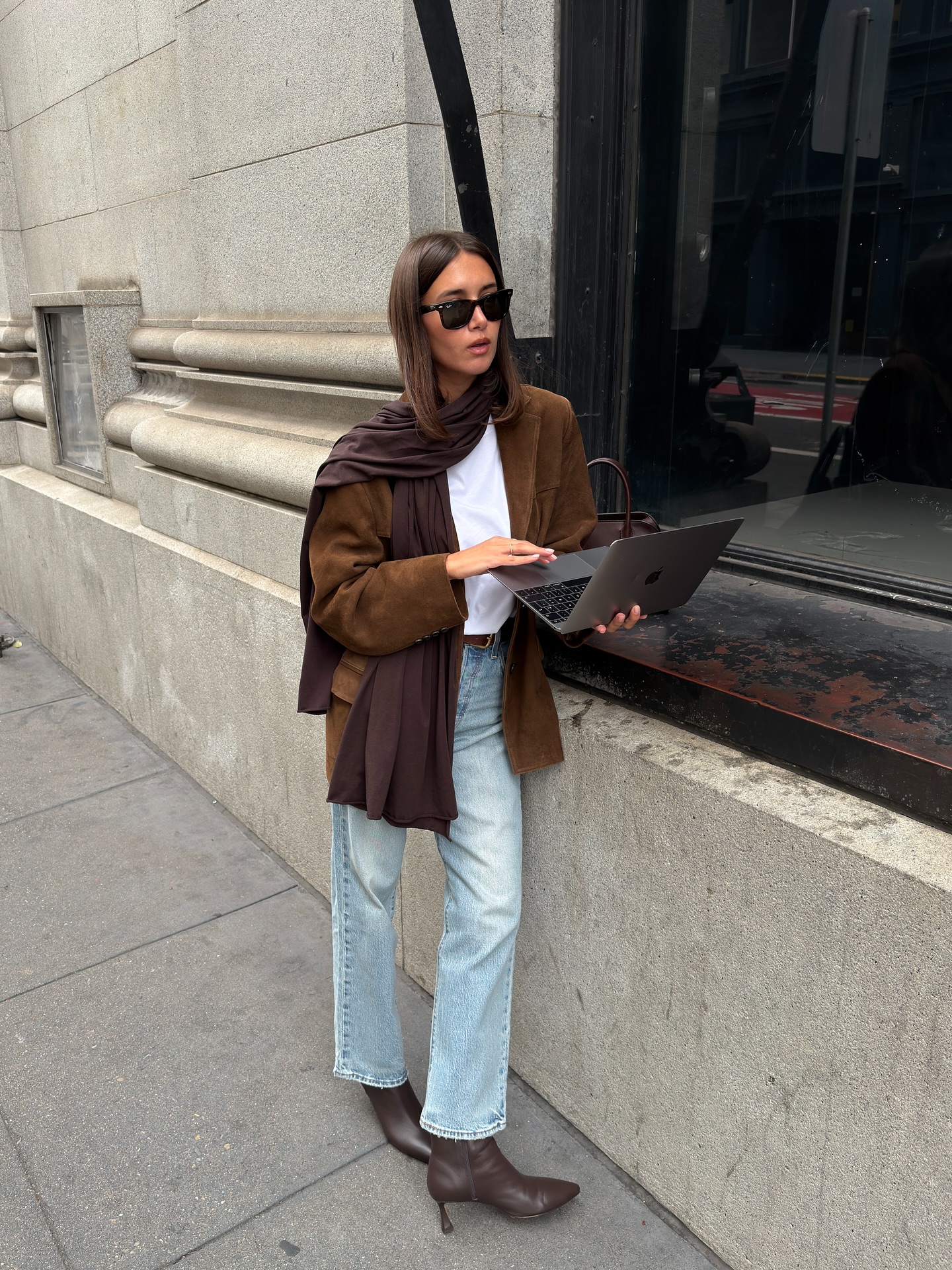 Top 3 mẫu quần jeans trong tủ đồ của phụ nữ Pháp: Toàn kiểu kinh điển, mix càng đơn giản càng đẹp- Ảnh 1.