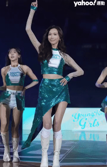 Ở đâu ra mỹ nhân 51 tuổi vẫn như gái 21 thế này: Nhan sắc thượng hạng 5 sao, body mướt mượt sướng cả mắt- Ảnh 1. Ở đâu ra mỹ nhân 51 tuổi vẫn như gái 21 thế này: Nhan sắc thượng hạng 5 sao, body mướt mượt sướng cả mắt- Ảnh 1.