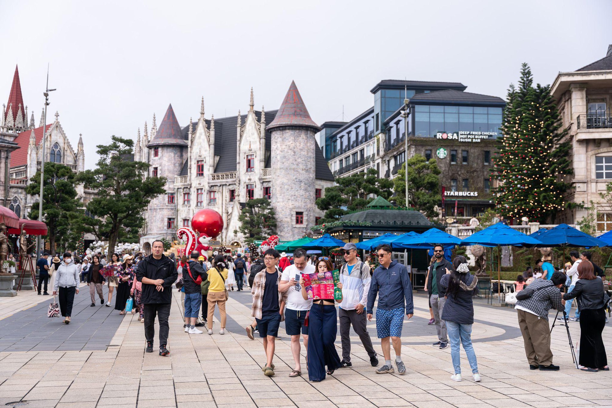 Sun World Ba Na Hills náo nhiệt du khách những ngày đầu năm 2026- Ảnh 9.