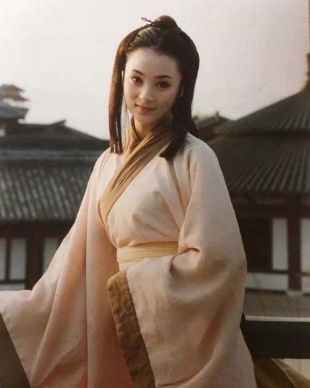 Mỹ nhân đẹp như bức họa cổ, lấy trăng làm giấy, mây làm mực: Mặt này mới là mặt, 51 tuổi nhìn muốn yêu luôn- Ảnh 4.