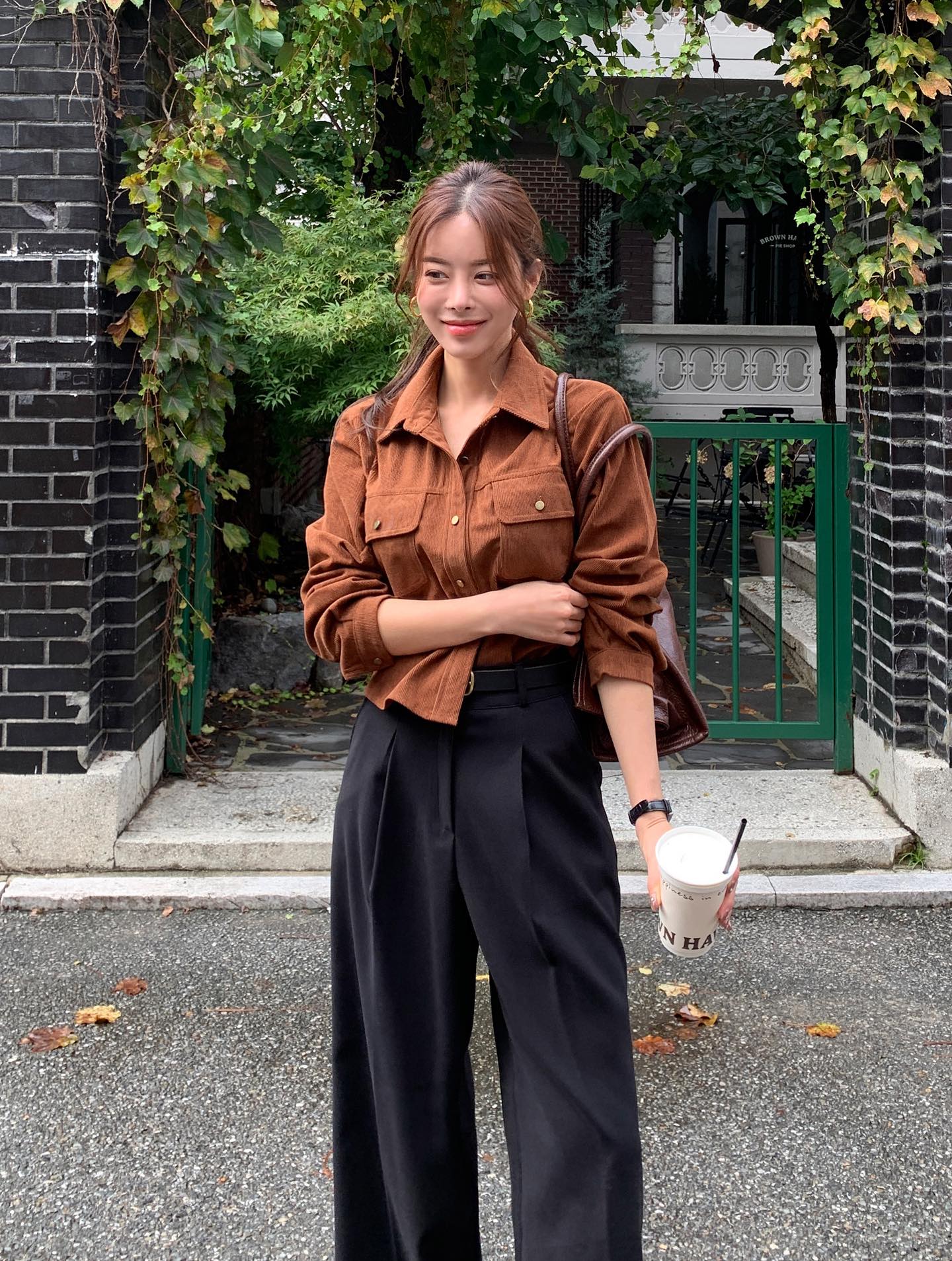 Hai tông màu trang phục đang "soán ngôi" đồ đen: Mặc lên nổi bật hơn nhưng sang trọng chẳng kém- Ảnh 13.