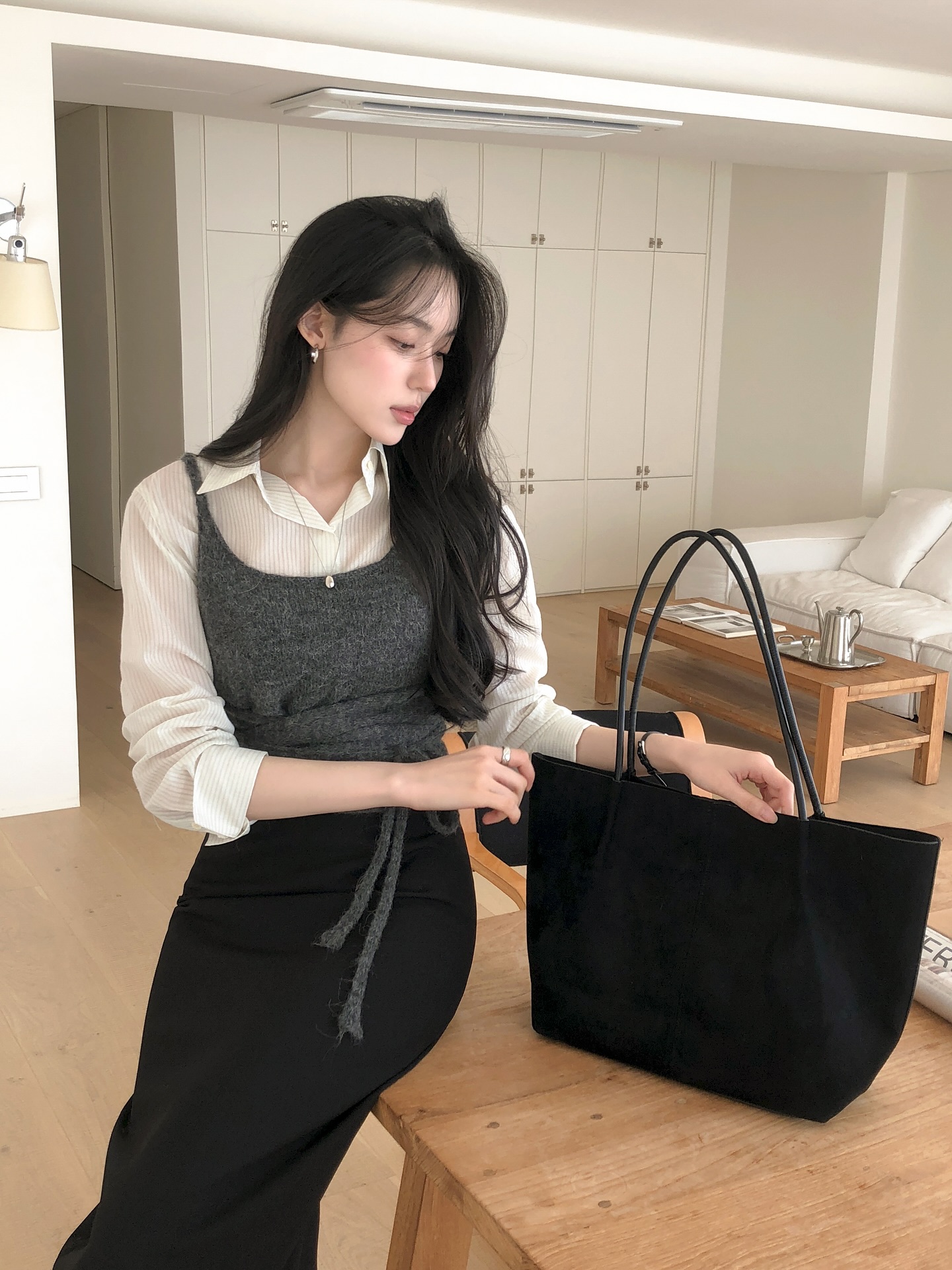 Hai tông màu trang phục đang "soán ngôi" đồ đen: Mặc lên nổi bật hơn nhưng sang trọng chẳng kém- Ảnh 1.