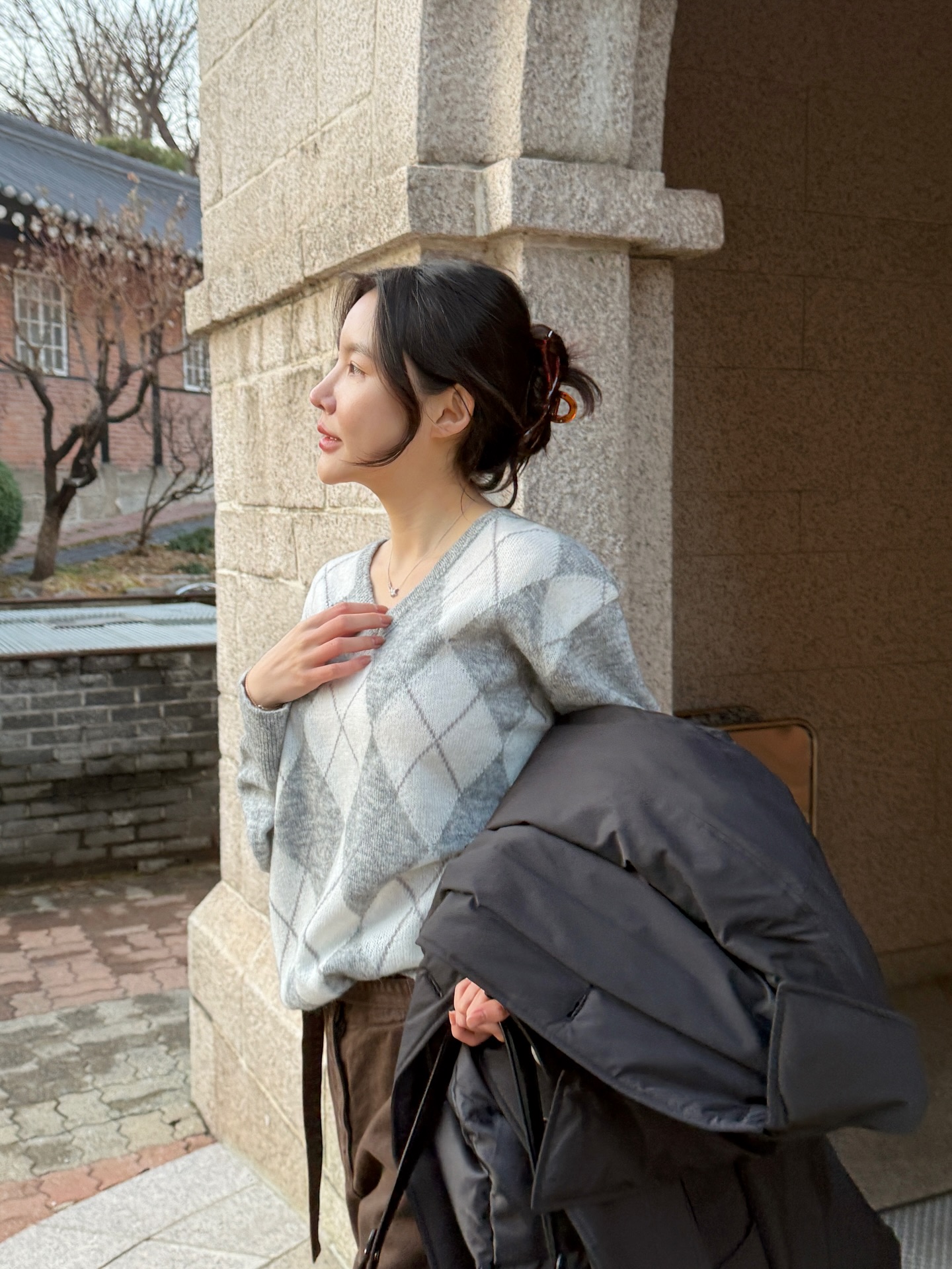 Mặc 5 kiểu trang phục này, chị em cứ búi tóc là đẹp nhất- Ảnh 8.