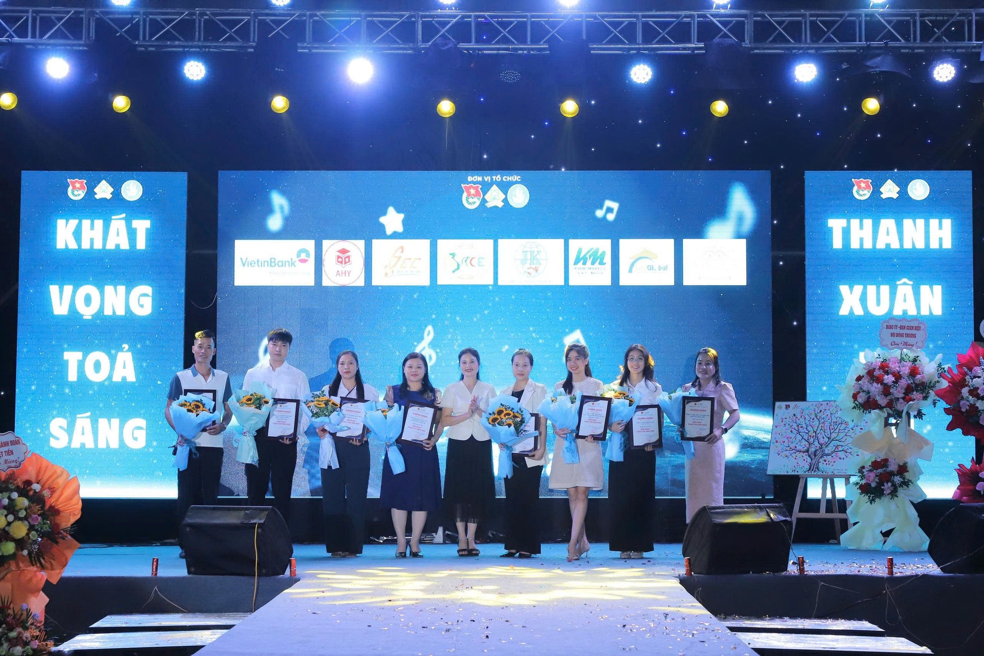 Anh ngữ SEC nhìn lại hành trình năm 2025 - Dấu ấn qua từng bước phát triển- Ảnh 4.