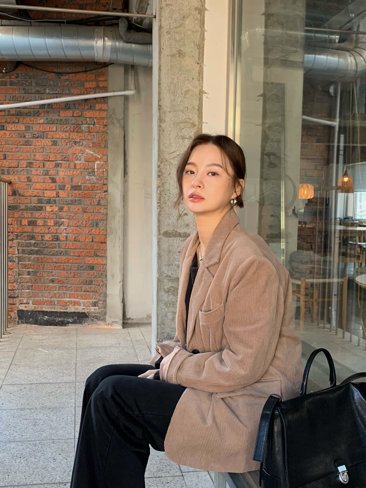 Mặc 5 kiểu trang phục này, chị em cứ búi tóc là đẹp nhất- Ảnh 2.