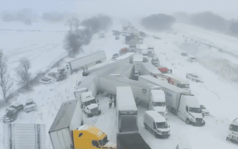 100 xe đâm nhau liên hoàn ở Mỹ: Cảnh tượng hỗn loạn không tưởng- Ảnh 1.